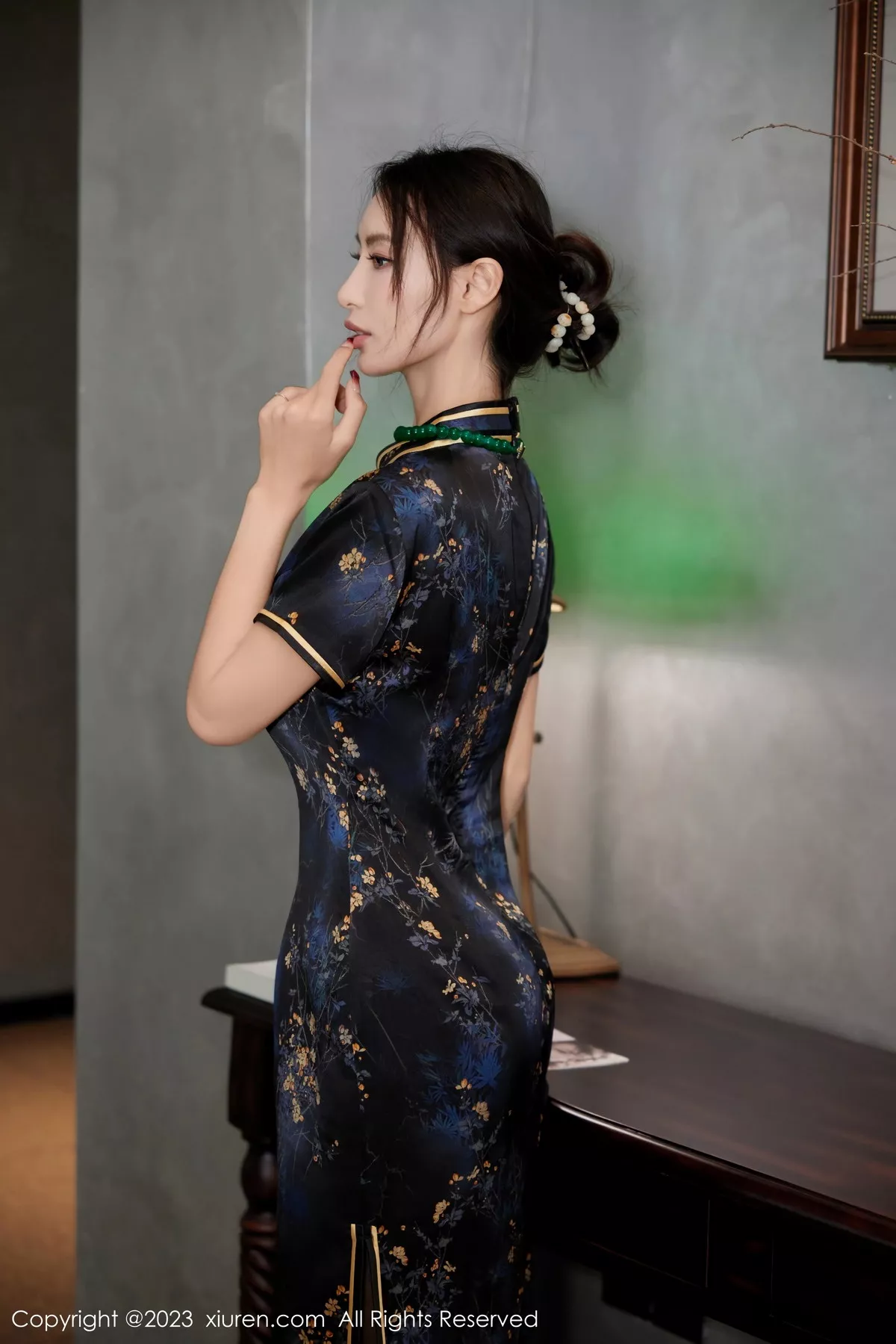 Xrmnw.Com[XiuRen秀人网]No.7656_模特Lingyu69性感深色旗袍服饰露黑色内衣配黑丝吊袜诱惑写真61P