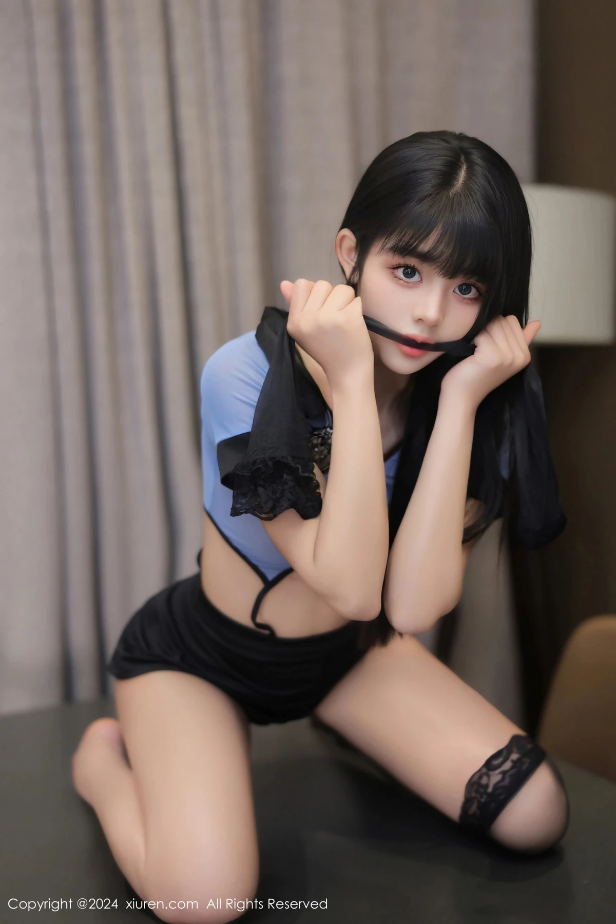 Xrmnw.Com[XiuRen秀人网]No.8584_新人模特美少女@性感浅蓝色T恤配短裙露黑丝袜秀美腿诱惑写真79P